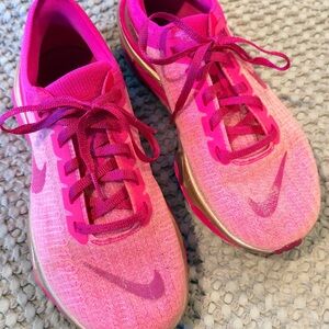 Nike Women's  Zoom Run3 Fuchsia Athletic Shoes sz 9